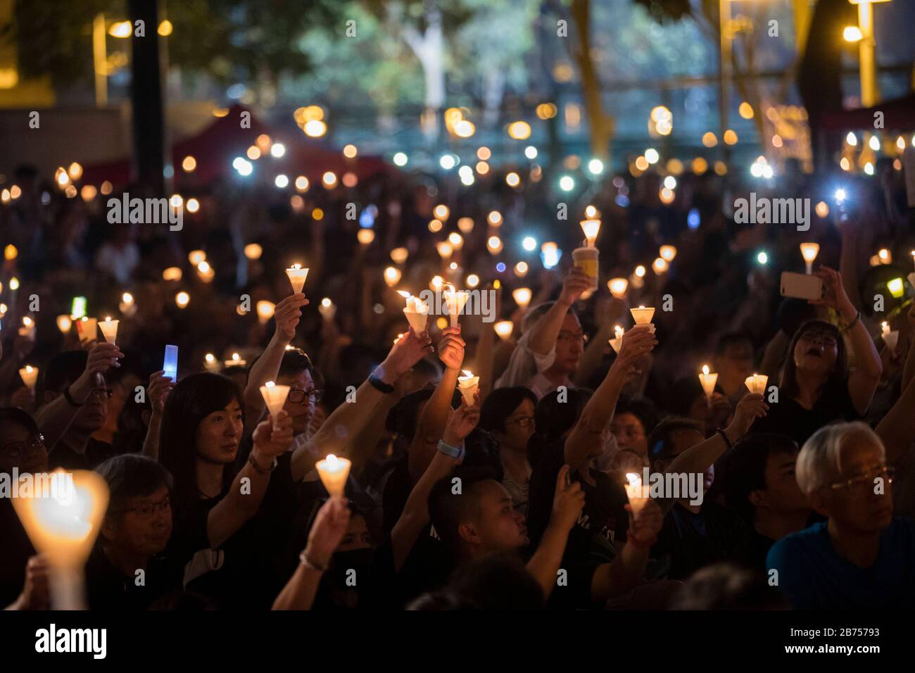 Los participantes asisten a la vigilia anual a la luz de las velas que conmemora el 30º aniversario de la masacre de la Plaza Tiananmen de Beijing en 1989 en el Parque Victoria En Hong Kong, China, el 4 de junio de 2019. Foto de stock