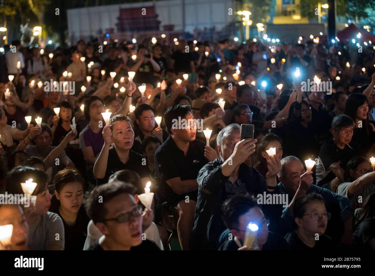 Los participantes asisten a la vigilia anual a la luz de las velas que conmemora el 30º aniversario de la masacre de la Plaza Tiananmen de Beijing en 1989 en el Parque Victoria En Hong Kong, China, el 4 de junio de 2019. Foto de stock