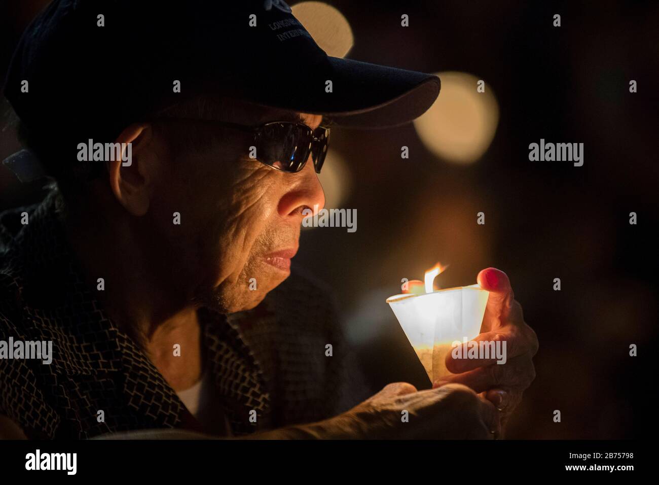 Los participantes asisten a la vigilia anual a la luz de las velas que conmemora el 30º aniversario de la masacre de la Plaza Tiananmen de Beijing en 1989 en el Parque Victoria En Hong Kong, China, el 4 de junio de 2019. Foto de stock