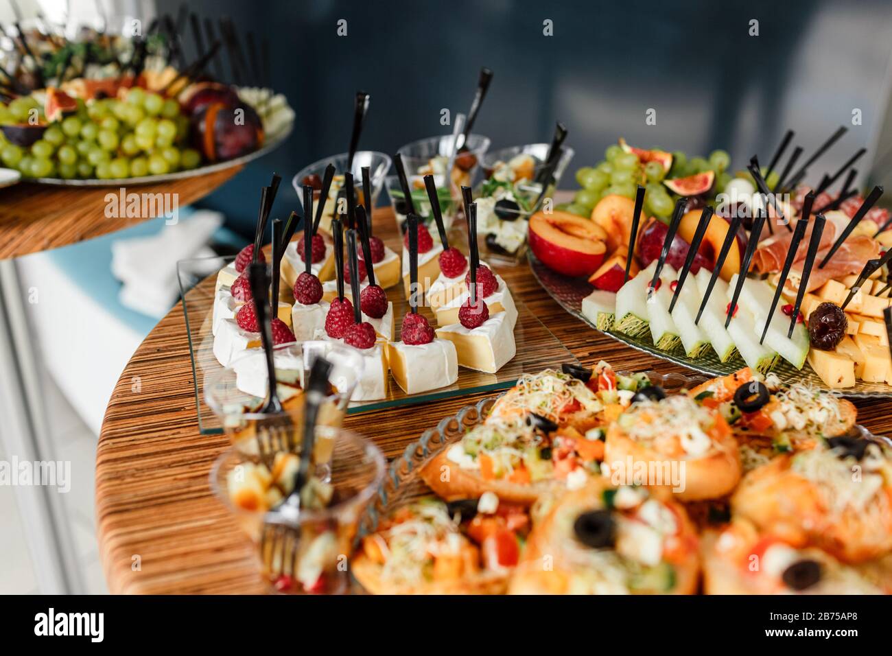 Catering. Comida para fiestas, fiestas corporativas, conferencias, foros  banquetes enfoque selectivo Fotografía de stock - Alamy