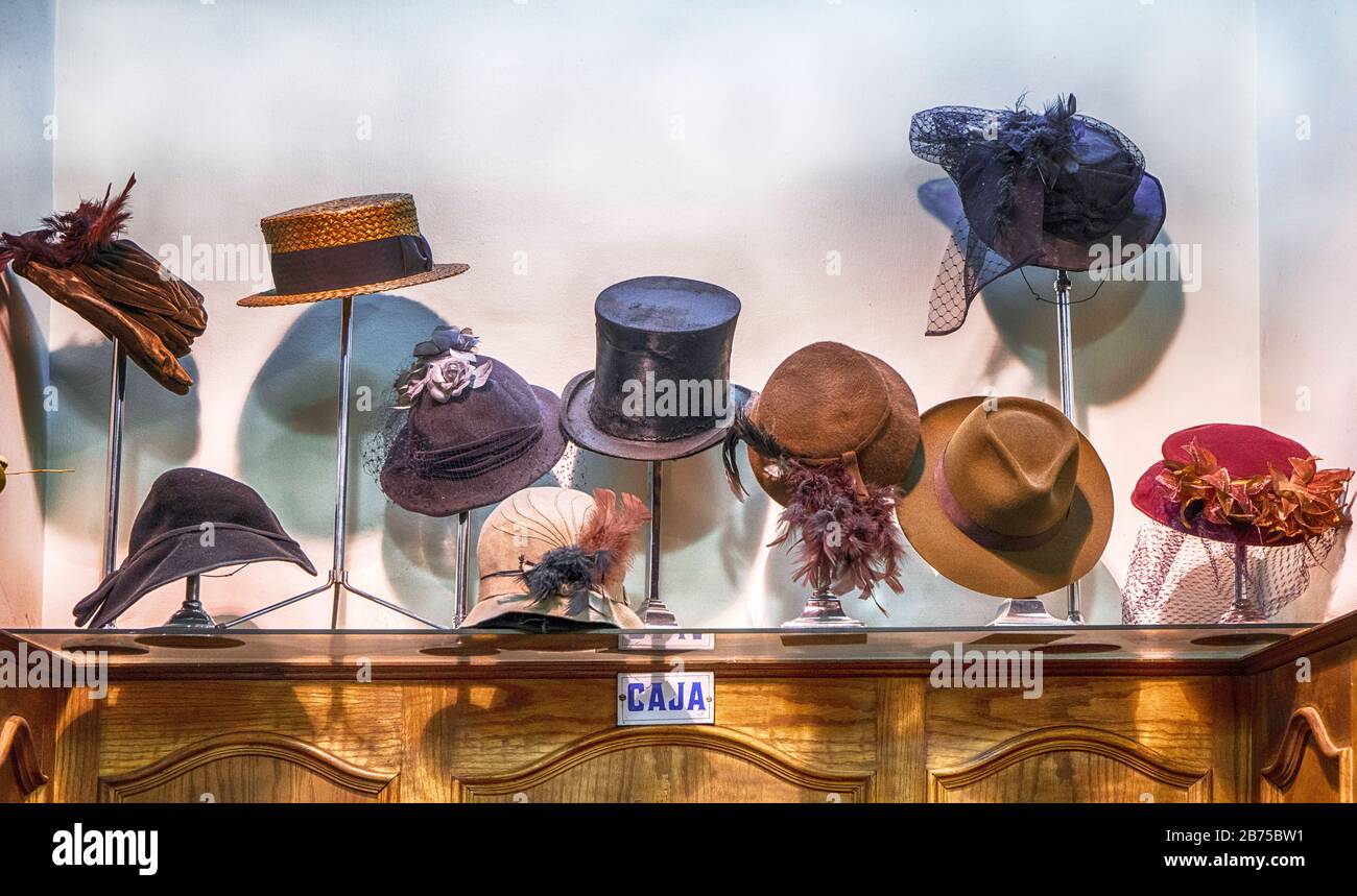 Sombreros históricos fotografías e imágenes de alta resolución - Alamy