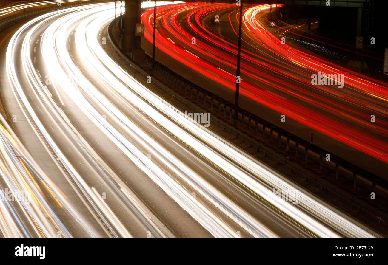 Hay mucho tráfico a la hora punta en la autopista A 100 de Berlín. La imagen se ha creado con una exposición prolongada. [traducción automática] Foto de stock