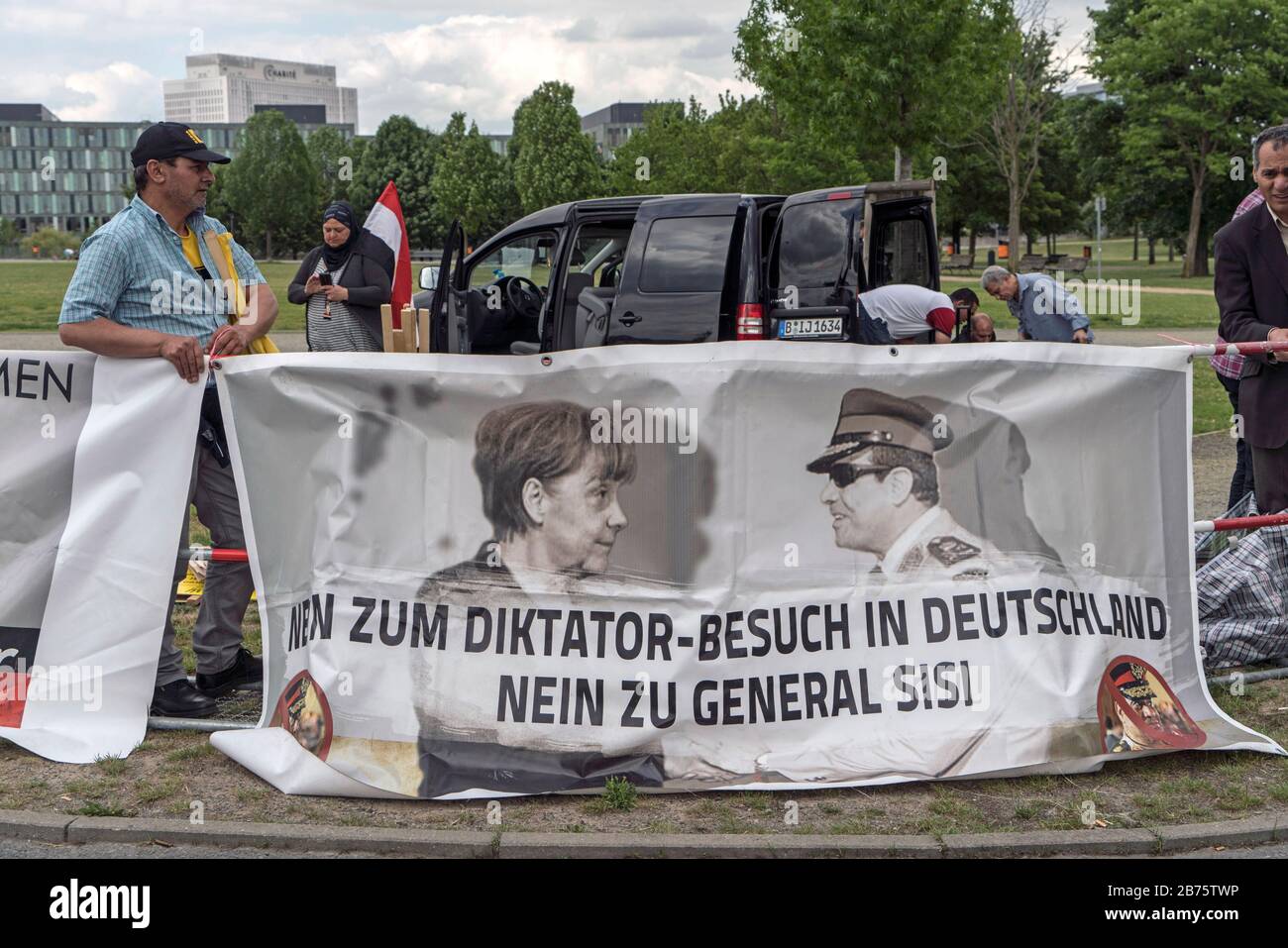 Alemania, Berlín, 12.06.2017. Protesta contra la visita del Presidente de la República Árabe de Egipto, Abdel Fatah al-Sisi, el 12.06.2017 en Berlín. [traducción automática] Foto de stock