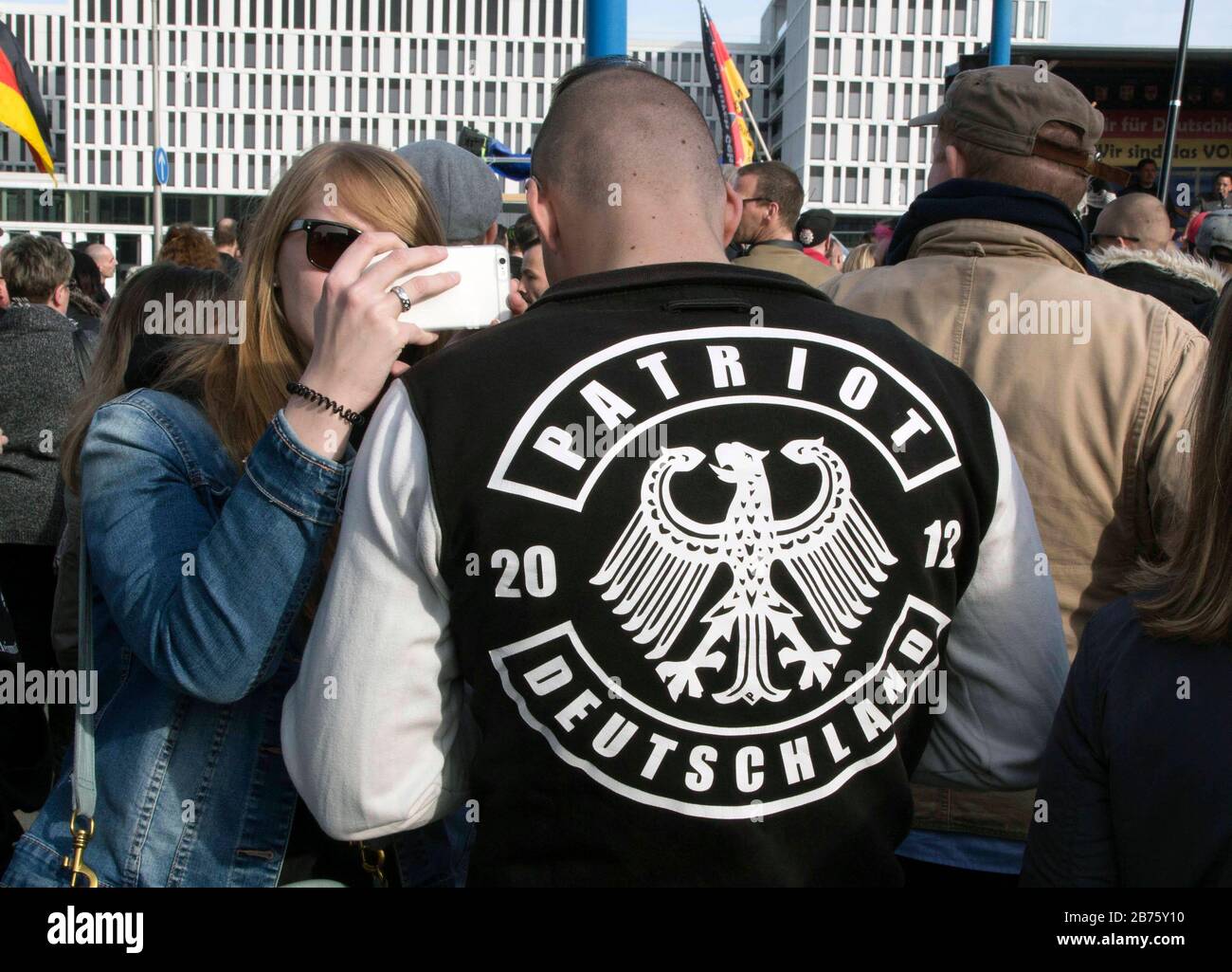 Un participante de la demo 'erkel must go ' lleva una chaqueta con la  inscripción 'Patriot'. Manifestación de los populistas de derecha y de los  extremistas de derecha, incluidos los partidarios del