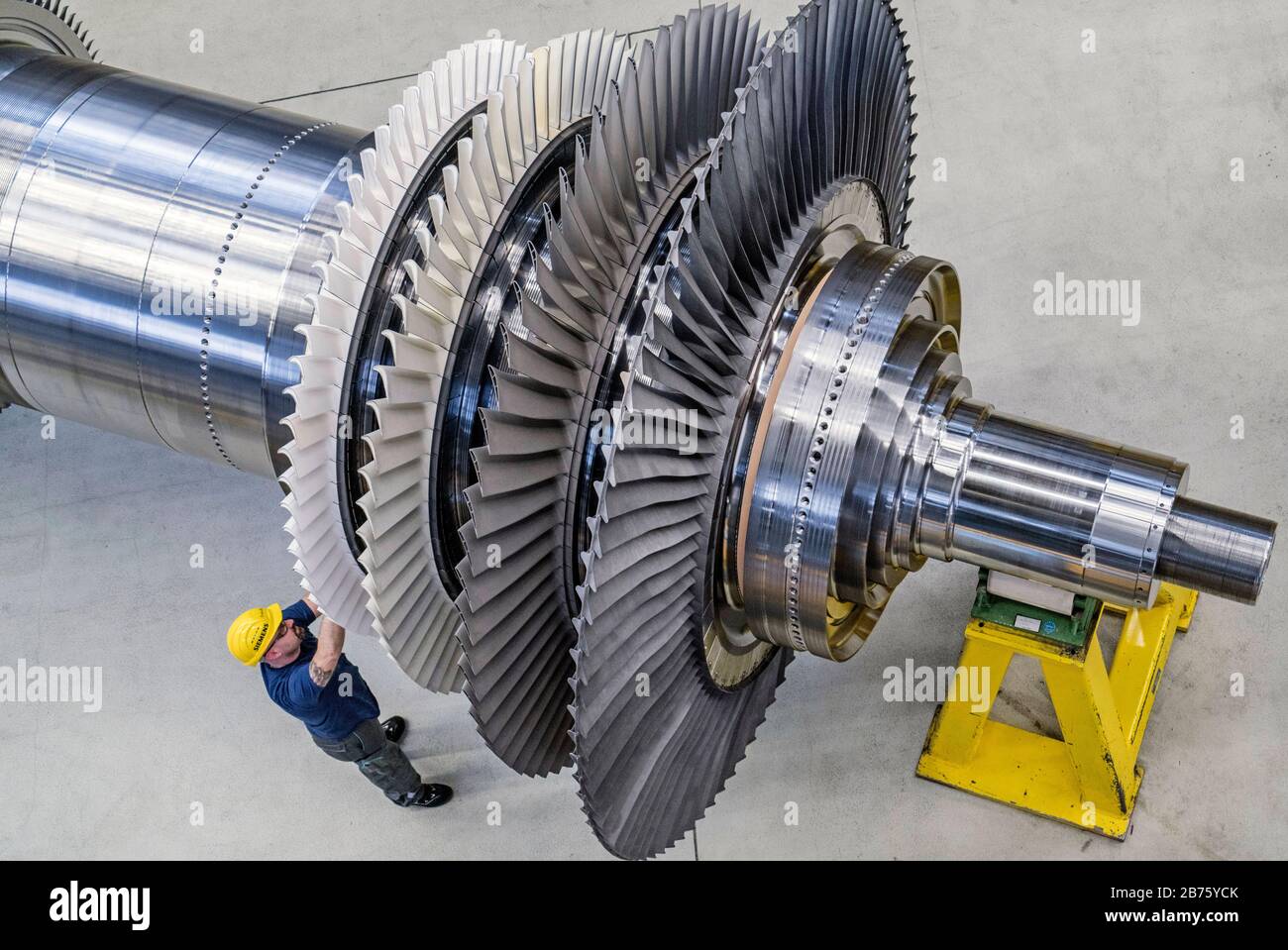 Alemania, Berlín, 02.03.2017. Planta de turbinas de gas Siemens en Berlín en 02.03.2017. Empleados de Siemens. [traducción automática] Foto de stock