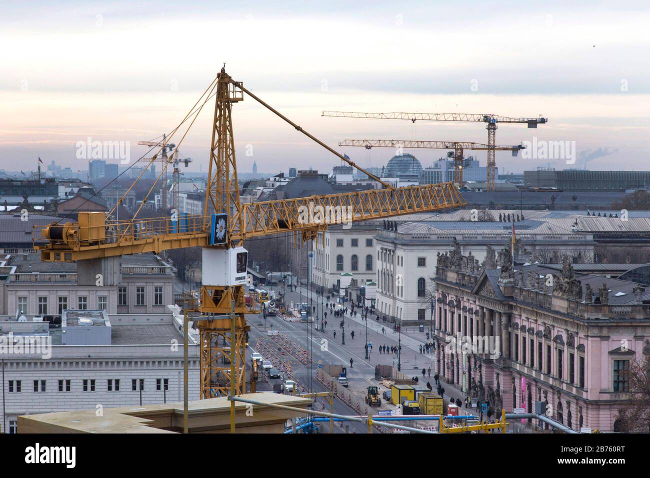 Baukraene en Berlin Mitte, en 22.11.2016. Vista desde arriba en el bulevar "Unter den Linden" con el Museo Histórico Alemán, DHM. [traducción automática] Foto de stock