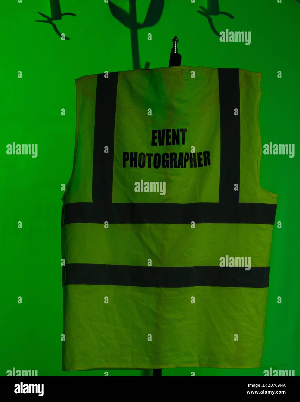Fotografía de productos con una chaqueta de alta visibilidad con difusor y una chaqueta de color iluminada Foto de stock