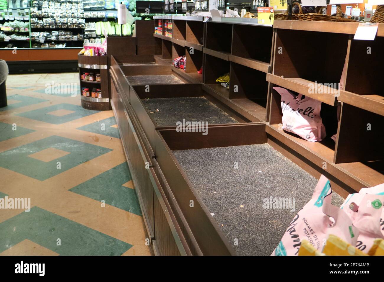 Vaciar los estantes en un supermercado en la ciudad de Quebec como la gente compra pánico en respuesta a la histeria Covid-19. Foto de stock