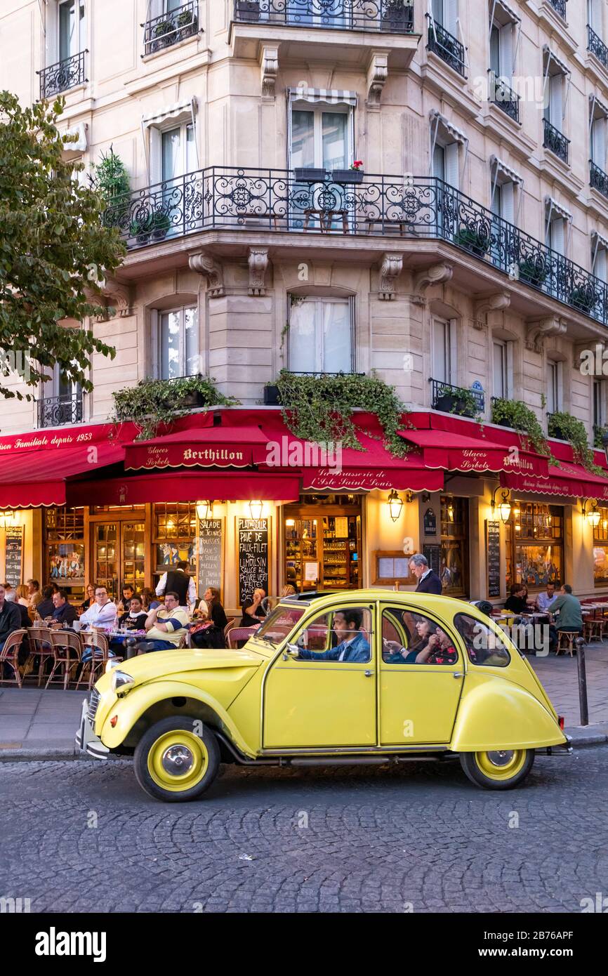 Classic Citroen - Le Deux Chevaux Estacionado En Cafe Saint Louis En Ile Saint Louis, París, Francia Foto de stock
