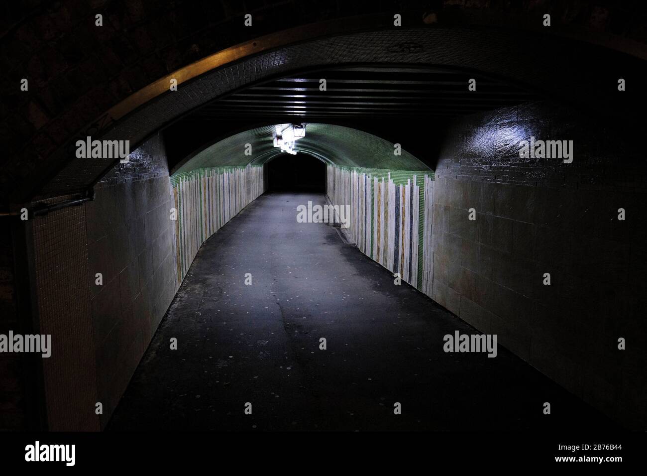 Paso subterráneo peatonal mal iluminado por la noche, ambiente urbano intimidante, puente Putney, londres Foto de stock
