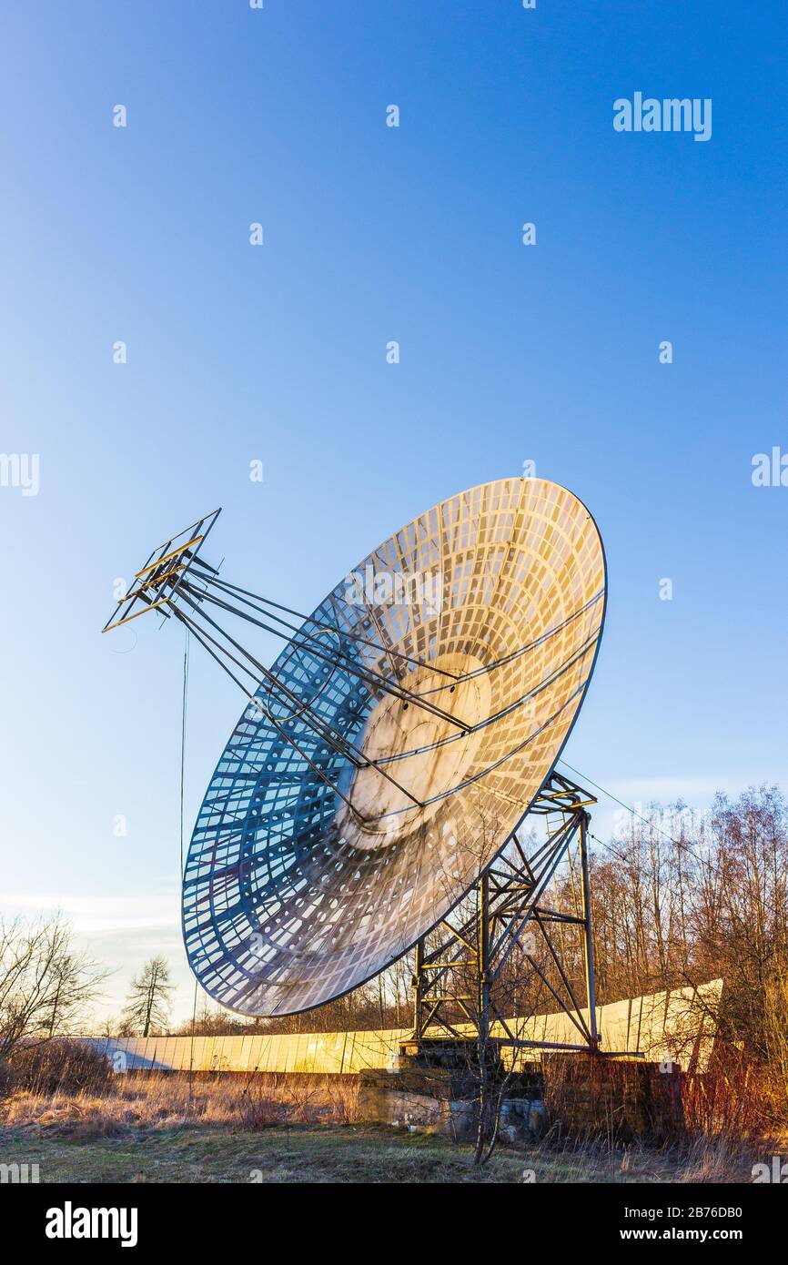 antena parabólica de antena parabólica de antena de radio telescopio buscando en el espacio Foto de stock