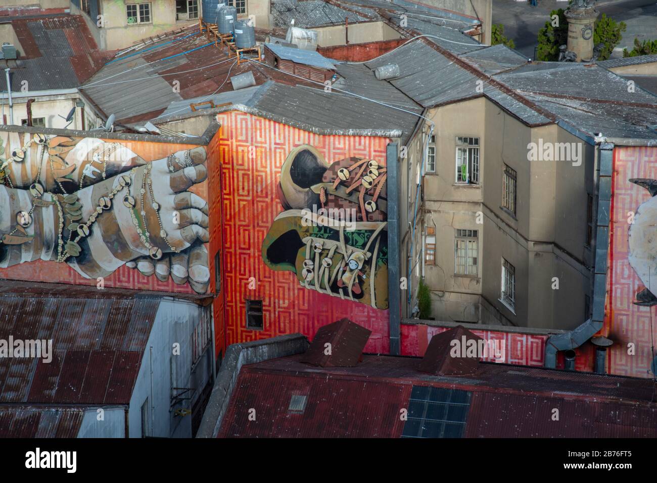 Valparaíso, Chile; 20 de enero de 2018: Graffitis artística de zapatos en  un edificio en Valparaíso Fotografía de stock - Alamy