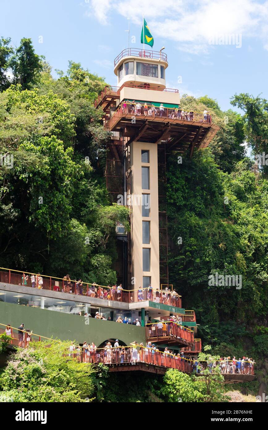 Torre de observación y ascensor en el lado brasileño del Parque Nacional  Iguazú, famoso por las Cataratas. Estructura para los turistas que visitan  Fotografía de stock - Alamy