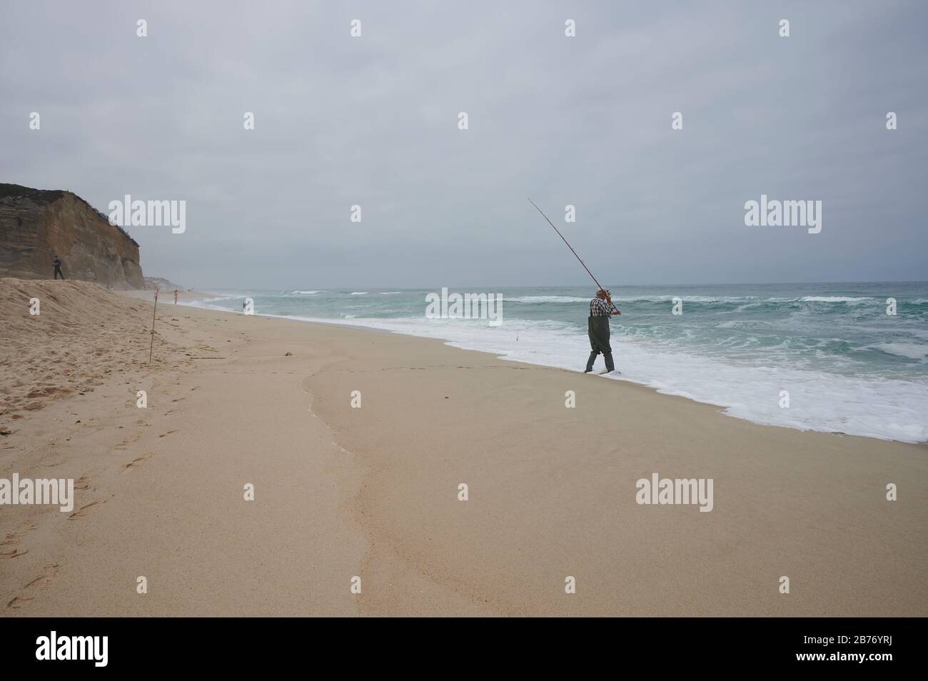 Primer plano de cañas de pescar en la playa del mar paisaje de la