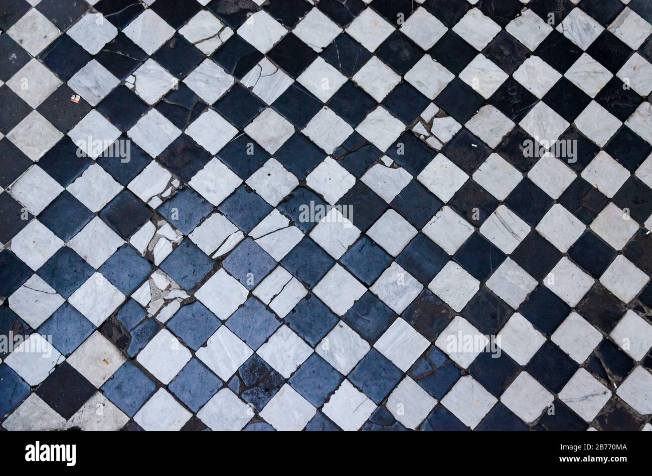 Baldosas de suelo de cuadros en blanco y negro, fondo y textura Fotografía  de stock - Alamy
