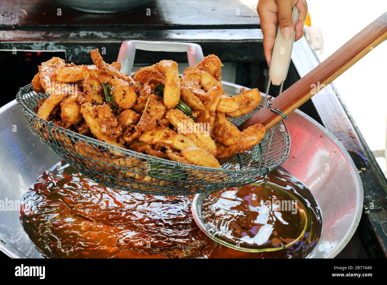 Green Banana Chips Fotos e Imágenes de stock Alamy Chips De Plátano En Cacerola Comida Tailandesa Fotos