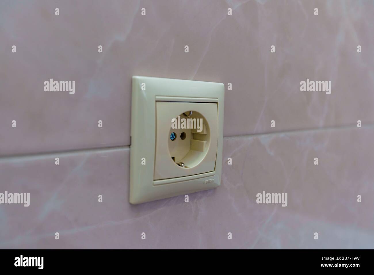 Tomas eléctricas, conectores para Internet y TV por cable en la pared de la  casa con una nueva renovación Fotografía de stock - Alamy