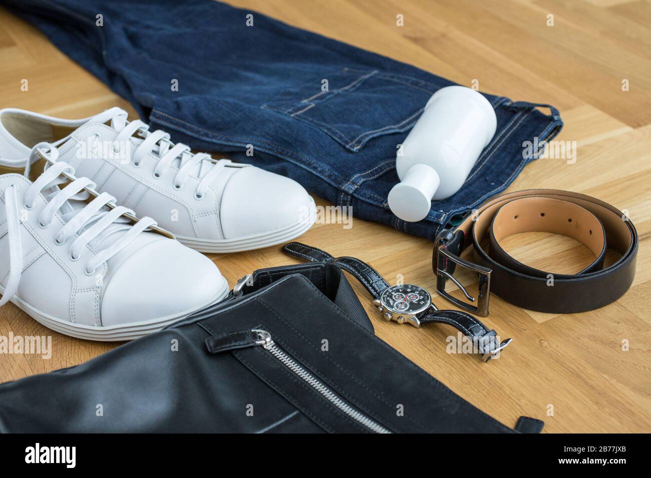Vista de la parte superior trajes modernos sport para hombre sobre fondo de  madera Fotografía de stock - Alamy