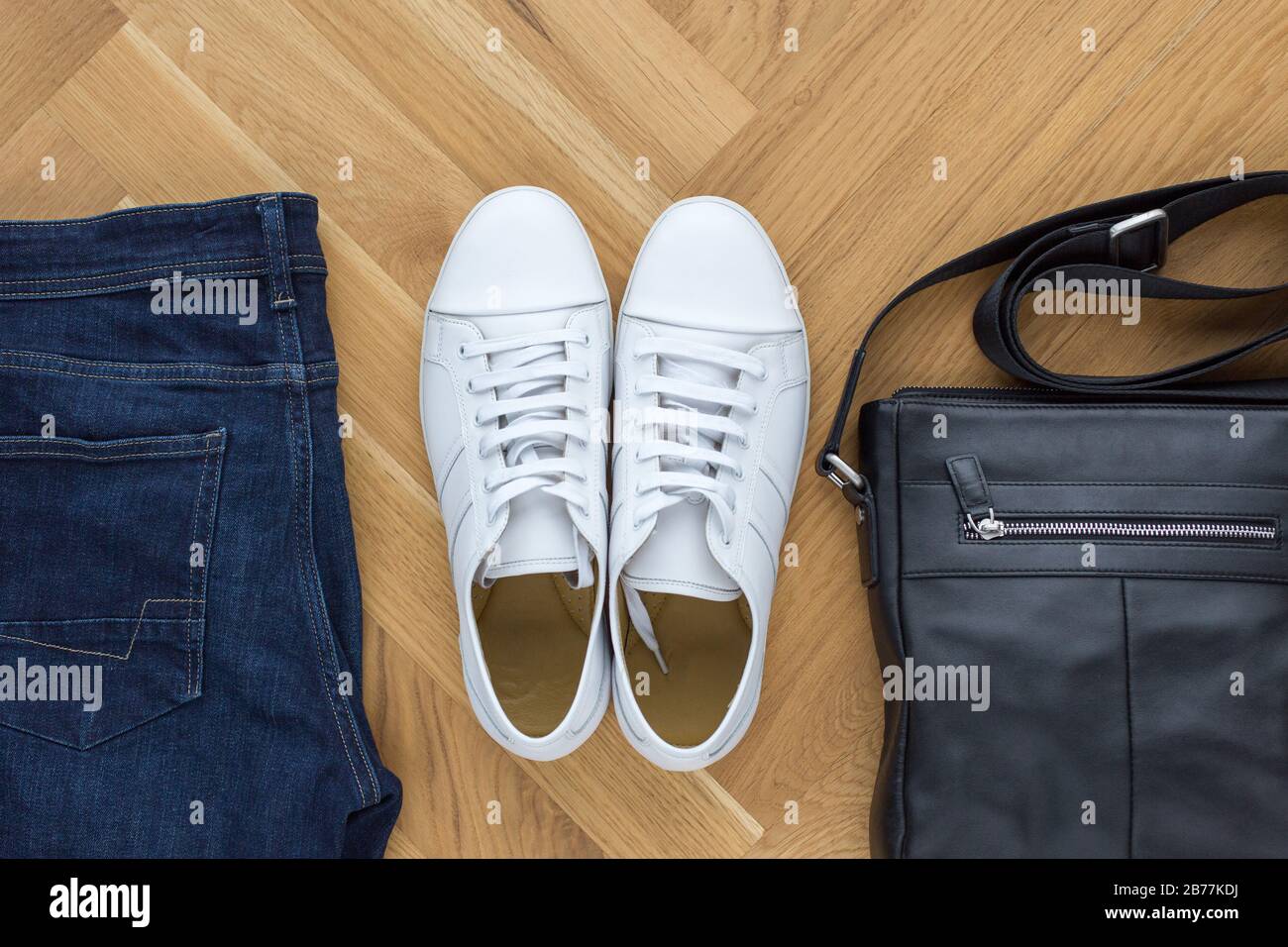 Vista de la parte superior trajes modernos sport para hombre sobre fondo de  madera Fotografía de stock - Alamy