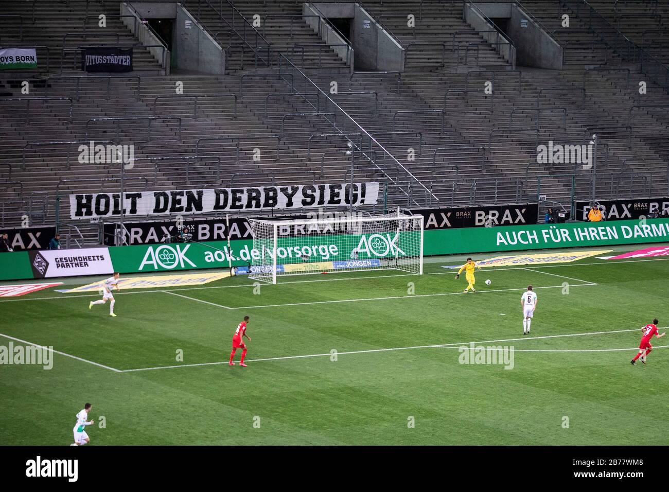 Mönchengladbach, Alemania, Borussiapark, 11.03.2020: „ Holt den Derbysieg“ frente a un estadio vacío con lugares vacíos, Nordkurve, durante el Bunde Foto de stock