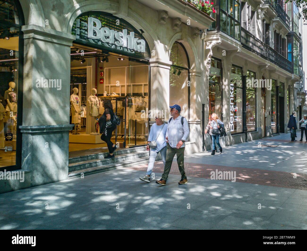 Bilbao, Biskaia, España - 22 de mayo de 2019: Los peatones en visita de  compras frente a la tienda de moda Bershka Fotografía de stock - Alamy