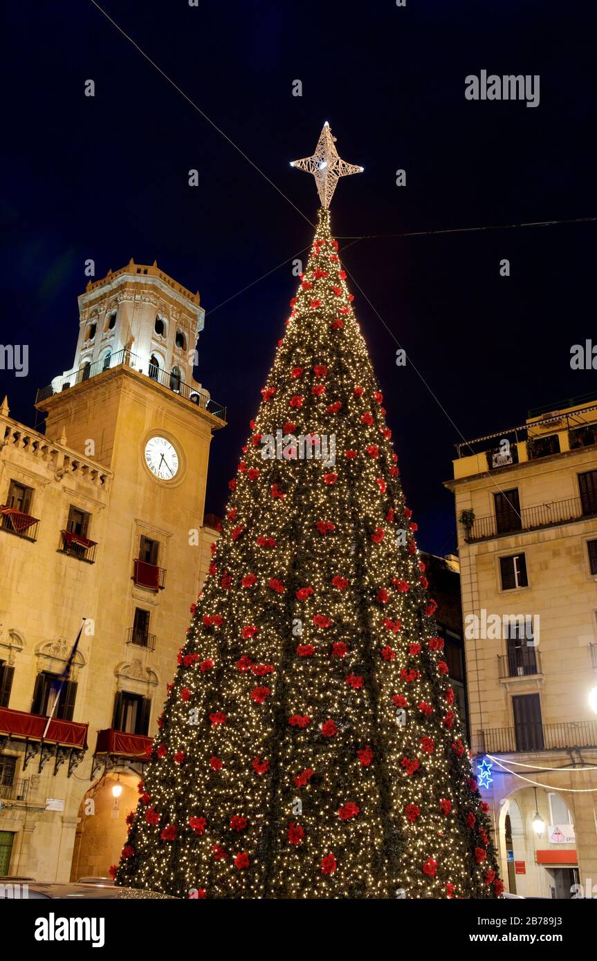 Luces de Navidad en Plaza del Ayuntamiento, Alicante, España Fotografía de  stock - Alamy