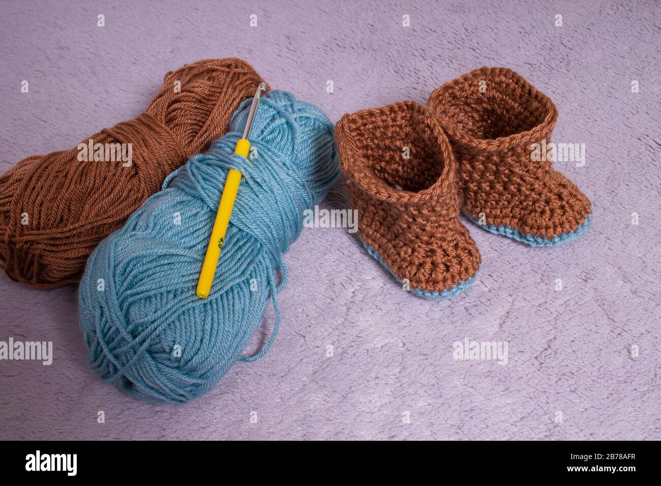 Botas de punto. Zapatos de punto. Botines para bebés. Hecho con las manos  Fotografía de stock - Alamy