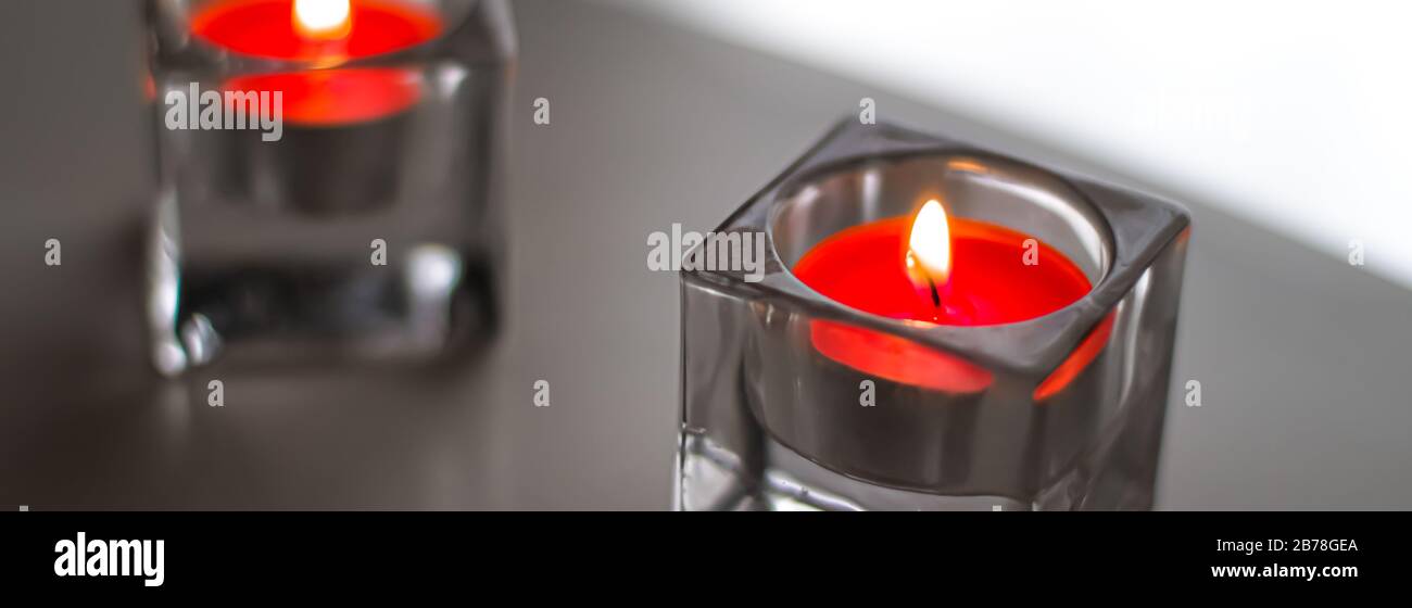 Las velas aromáticas románticas crean un ambiente acogedor y