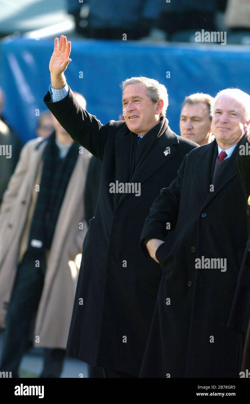 George W. Bush y John McCain en la línea de gol de la Marina 2004. Foto de stock