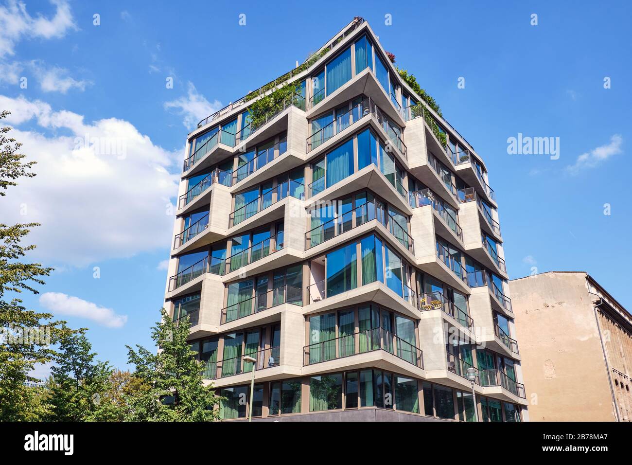 Edificio de apartamentos con ventanales vistos en Berlín, Alemania Foto de stock