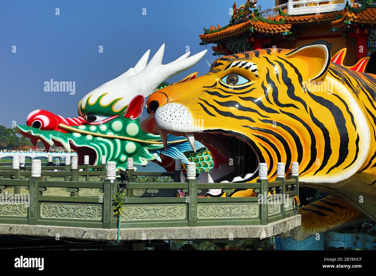 Dragon y Tiger Pagodas templo en el Lotus Ponds, Kaohsiung, Taiwán Foto de stock