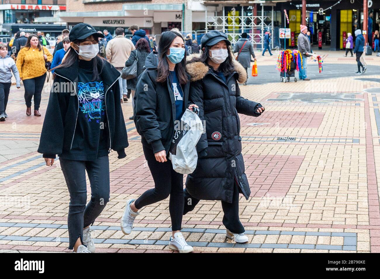 Coventry, West Midlands, Reino Unido. 14 de marzo de 2020. La pandemia del Coronavirus obligó a los compradores a usar máscaras protectoras en el centro de la ciudad de Coventry esta tarde. Crédito: Andy Gibson/Alamy Live News Foto de stock