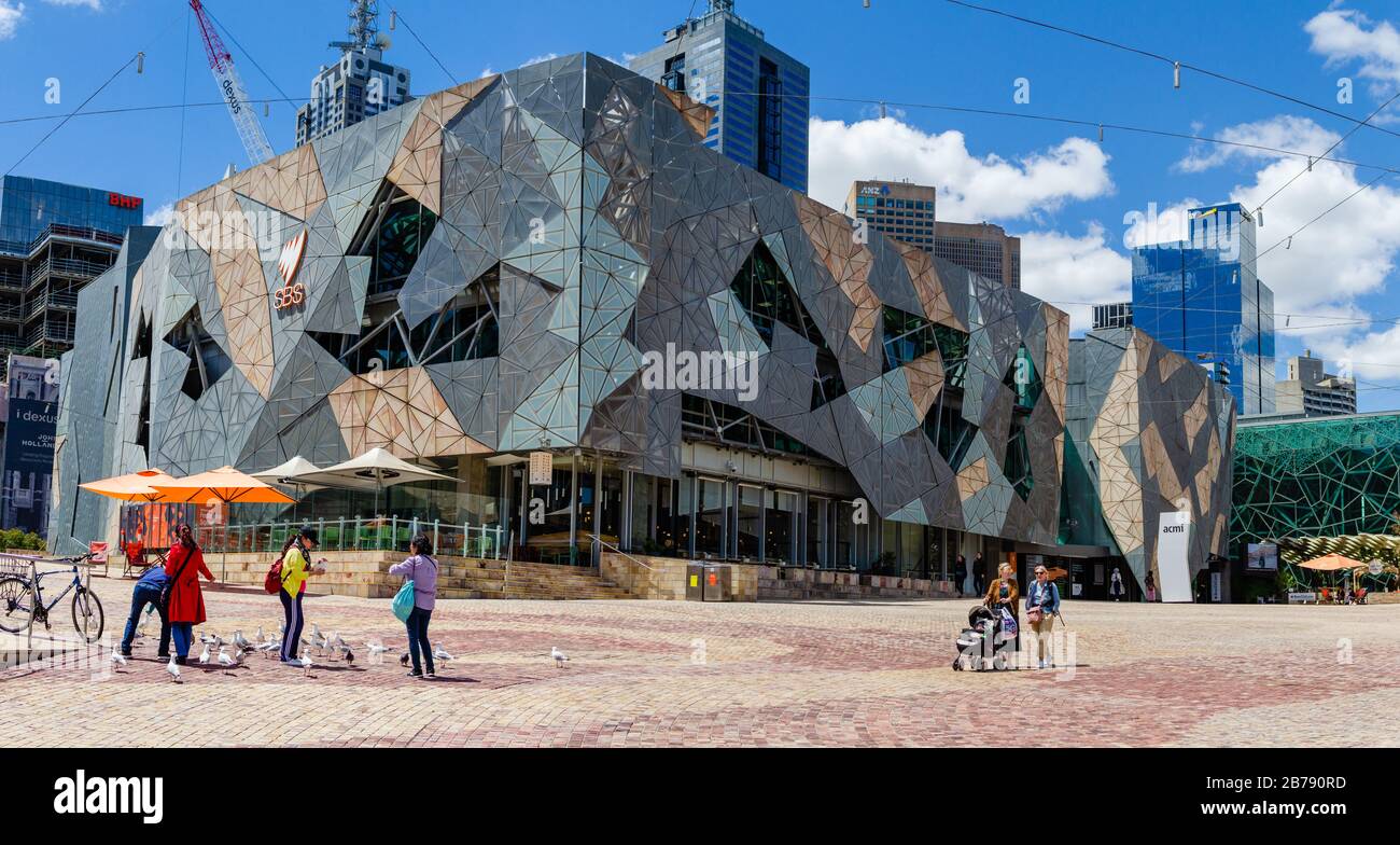 ACMI (Australian Center for the Moving Image) edificio de arquitectura moderna junto a Federal Square, Melbourne, Australia Foto de stock