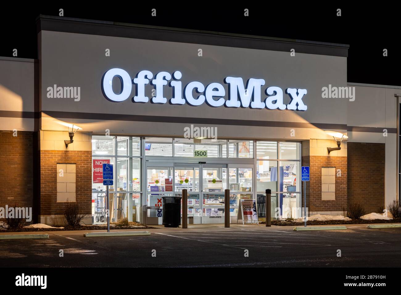 Stillwater Mn Usa 22 De Febrero De 2020 Officemax Tienda De Venta Al Por Menor Por La Noche Y Logotipo De Marca Fotografia De Stock Alamy