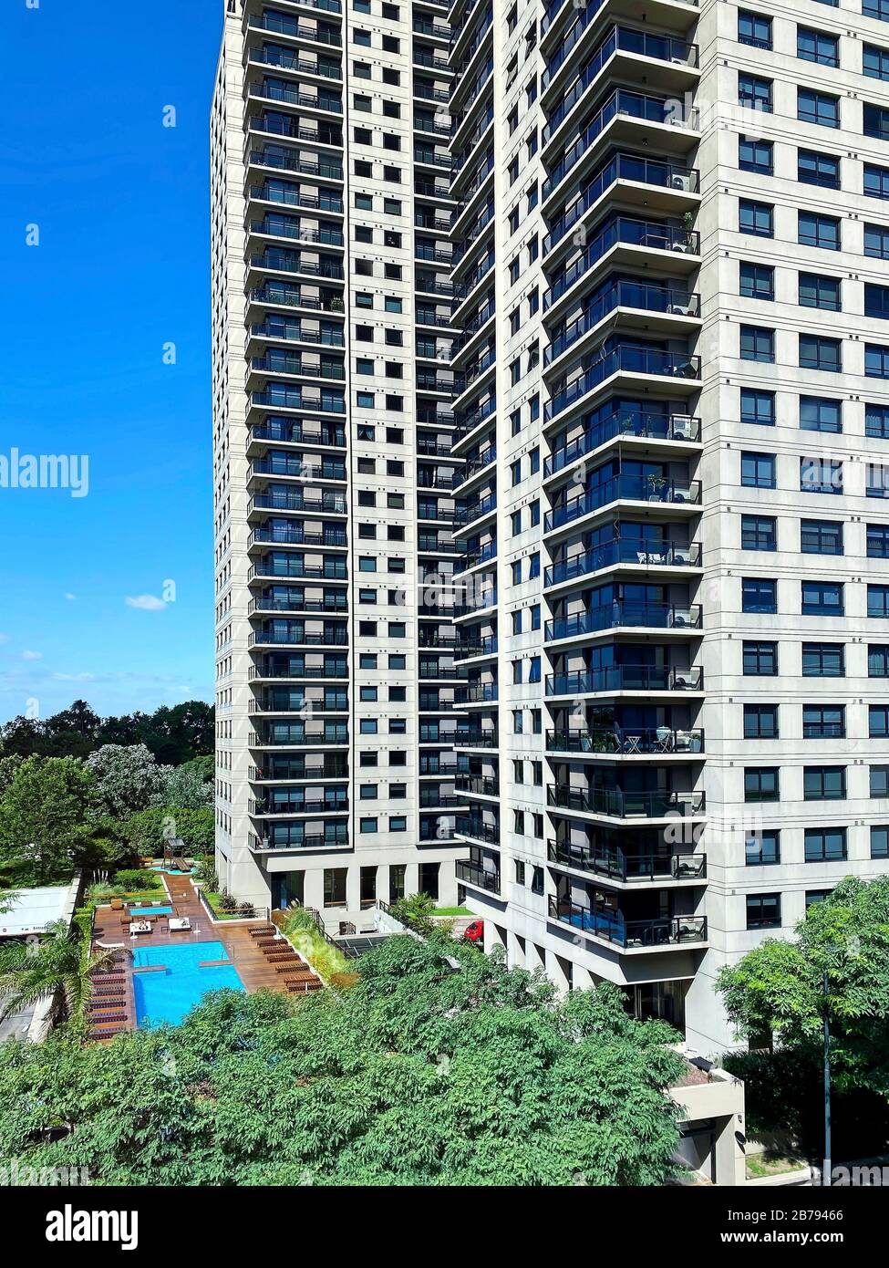 Edificio de apartamentos de gran altura, balcones, piscina, moderno, salón, apartamentos, Puerto Madero, Buenos Aires; Argentina; verano Foto de stock