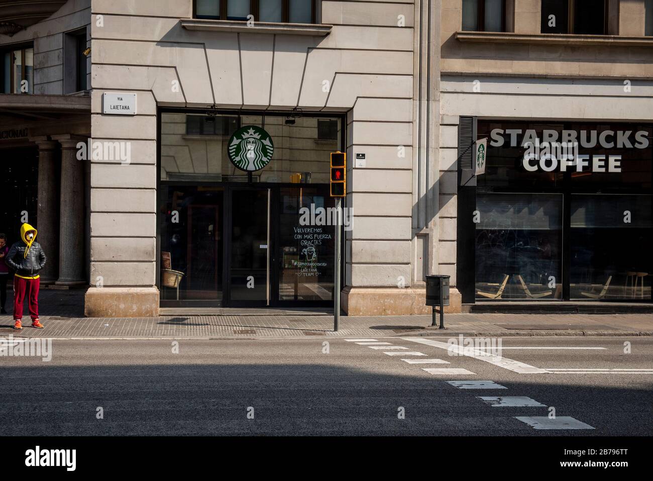 Un Starbucks cerró como medida preventiva contra el virus de la corona durante el primer día del estado de emergencia. Foto de stock