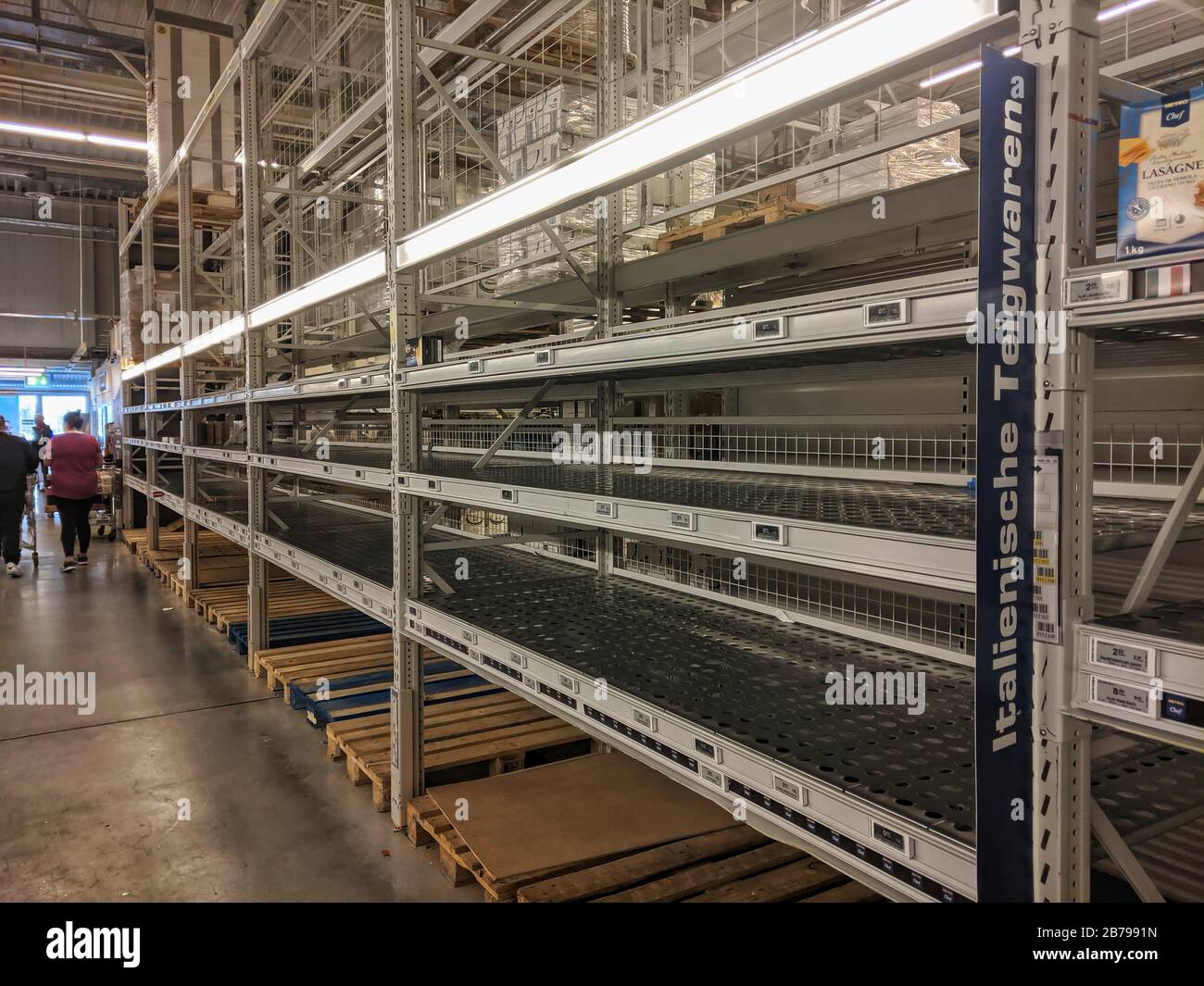 Munich, Baviera, Alemania. 14 de marzo de 2020. Un ejemplo de las estanterías vacías que se ven en los supermercados de Alemania, en particular los pasillos de pasta y papel higiénico, donde los alacanes (Hamsterkäufer en alemán) han sido compras de pánico debido a la propagación de Covid-19. Los críticos afirman que Alemania no tiene problemas de suministro, más bien los alacaristas carecen de solidaridad y compran todos los alimentos y suministros para el hogar, limitando el acceso de los compradores normales y creando escasez artificial. Crédito: Sachelle Babbar/Zuma Wire/Alamy Live News Foto de stock