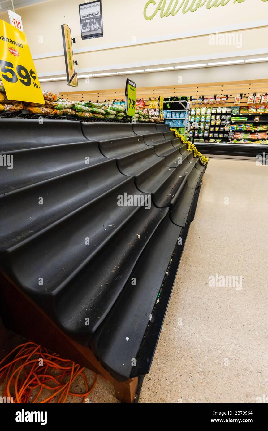 Vaciar el estante de plátanos en un supermercado como el coronavirus causa miedo y pánico Foto de stock