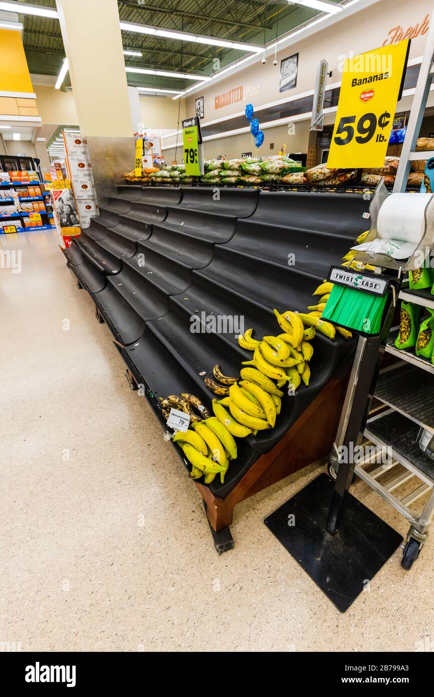 Vaciar los estantes de plátanos en una tienda de comestibles supermercado como coronavirus causa miedo y pánico Foto de stock