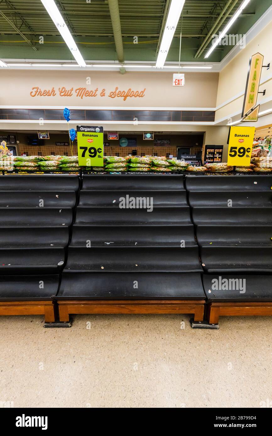 Vaciar los estantes de plátanos en una tienda de comestibles supermercado como coronavirus causa miedo y pánico Foto de stock