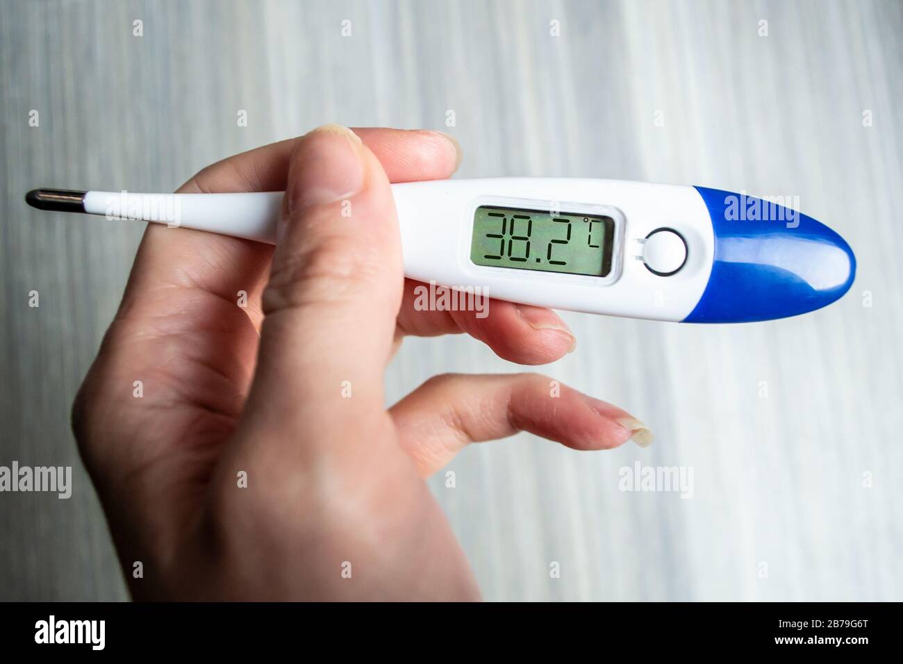 Termómetro que lee la temperatura de la fiebre durante el brote de  Coronavirus en 2020 Fotografía de stock - Alamy