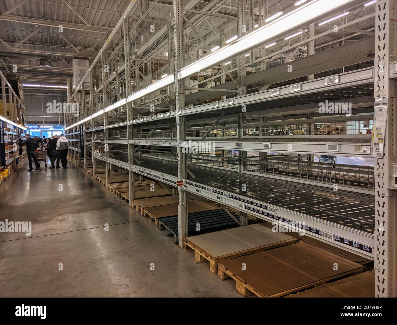Munich, Alemania. 14 de marzo de 2020. Estantes vacíos en un supermercado alemán, en particular en los pasillos de pasta y papel higiénico, donde los guardaparetas (Hamsterkaufer en alemán) han sido compras de pánico debido a la propagación del Coronavirus (Covid-19). Los críticos afirman que Alemania no tiene problemas de suministro, más bien los alacaristas carecen de solidaridad y compran todos los alimentos y suministros para el hogar, limitando el acceso de los compradores normales y creando escasez artificial. Crédito: Sachelle Babbar/Zuma Wire/Alamy Live News Foto de stock