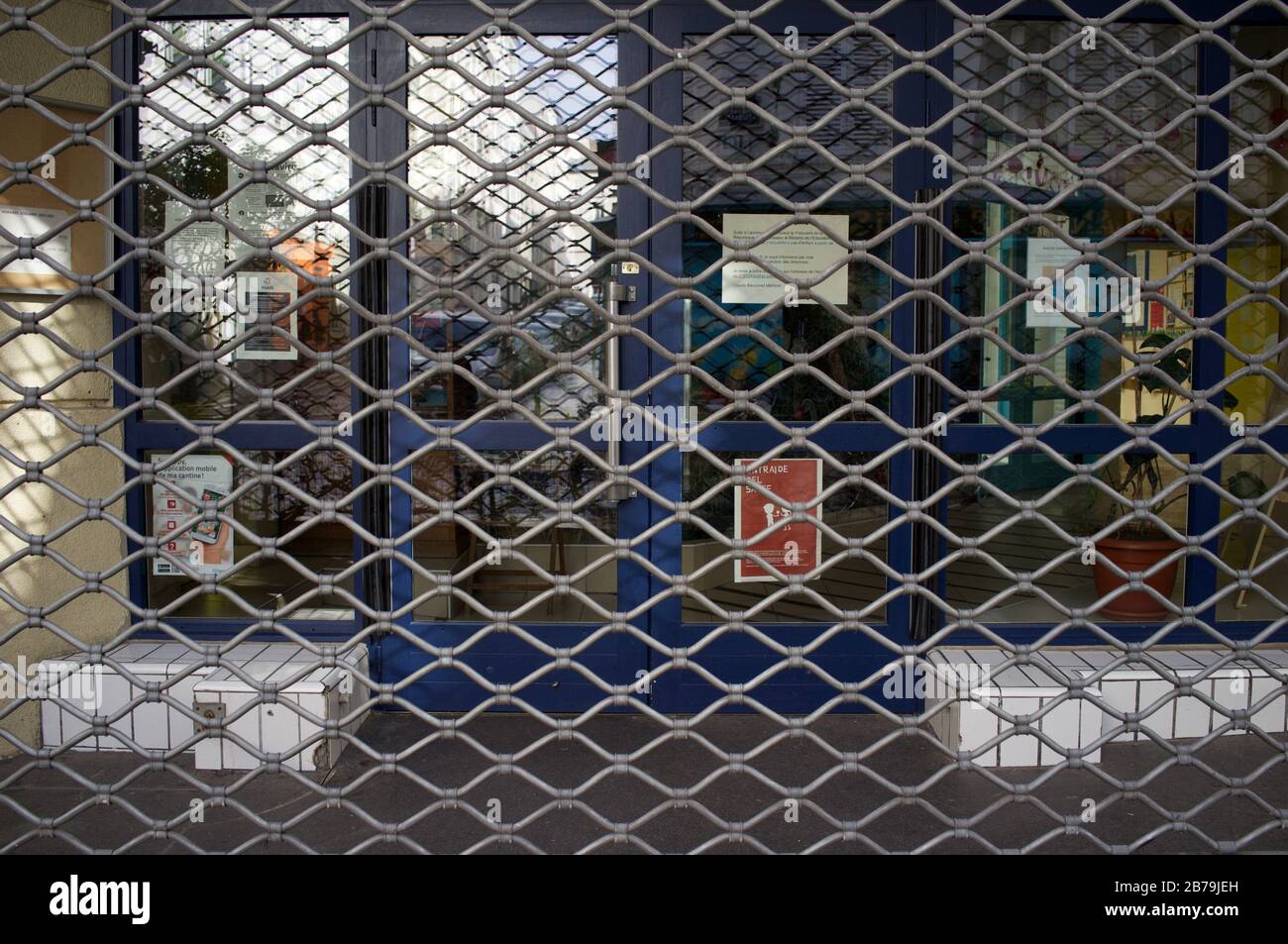 Escuela de París cerrada por brote de Coronavirus, rue André del Sarte, 75018 París, Francia Foto de stock