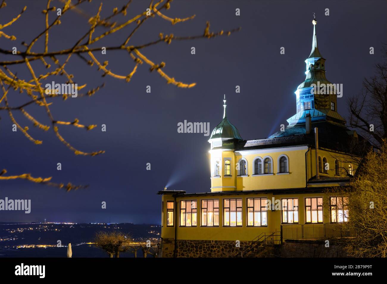 Palacio Spitzhaus iluminado en Radebeul por la noche, Sajonia, Alemania Foto de stock