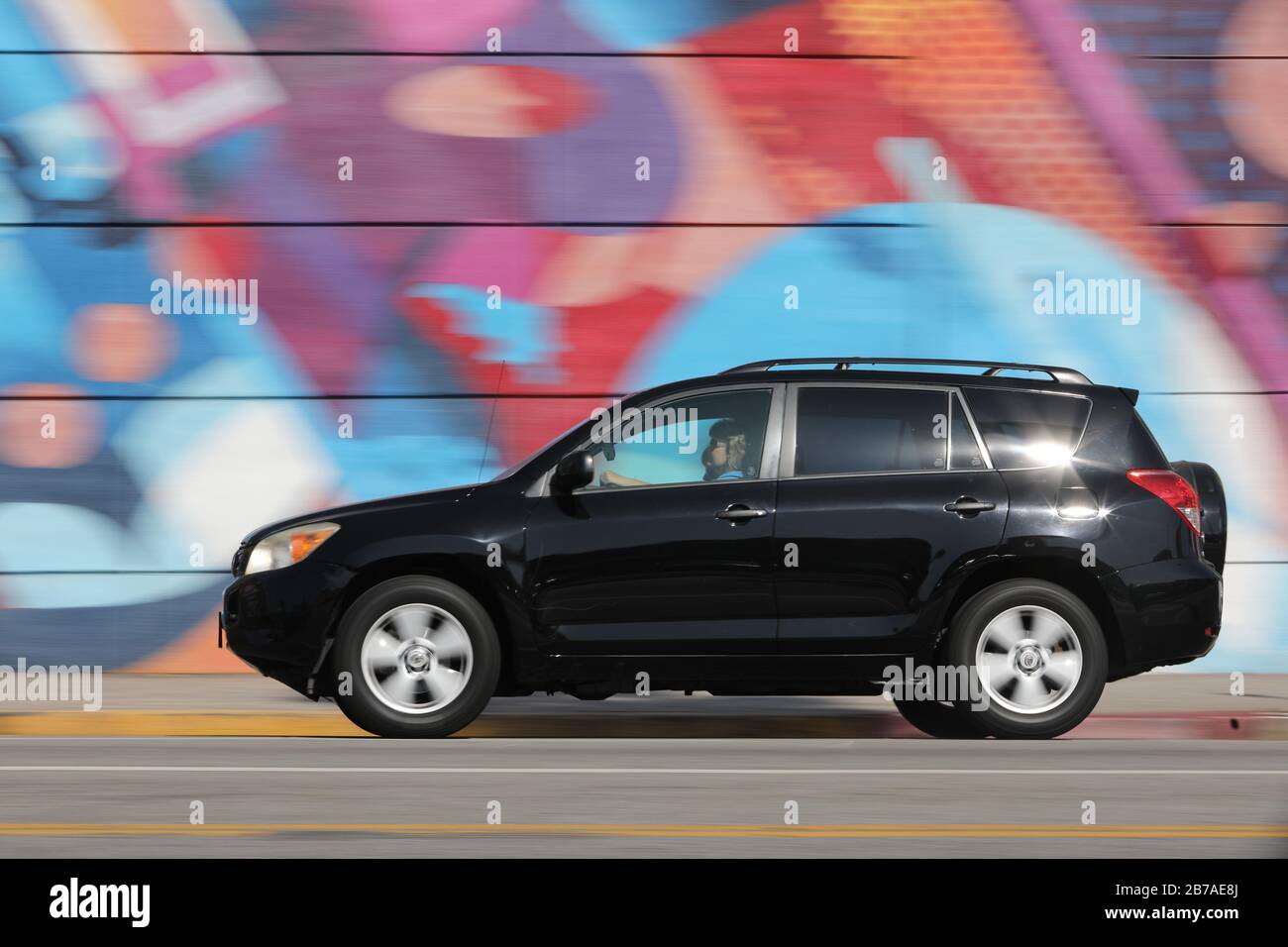 Coche negro frente a la pared de graffiti en Hollywood, CA Foto de stock