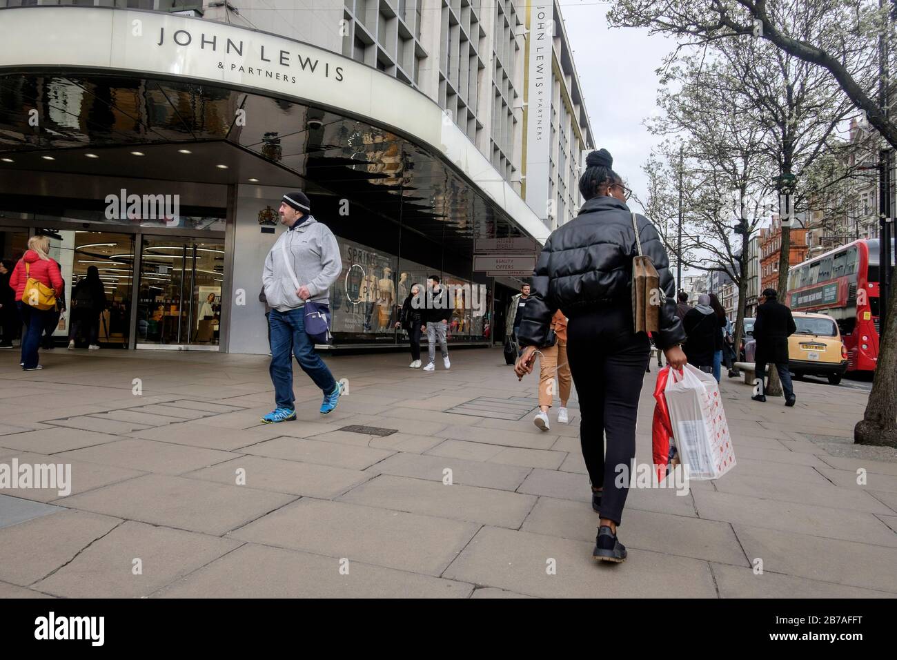 Londres, Reino Unido. 14 de marzo de 2020. La calle Oxford, en el West End de Londres, atrae a los compradores a pesar de las preocupaciones por la pandemia del virus Corona. Foto de stock