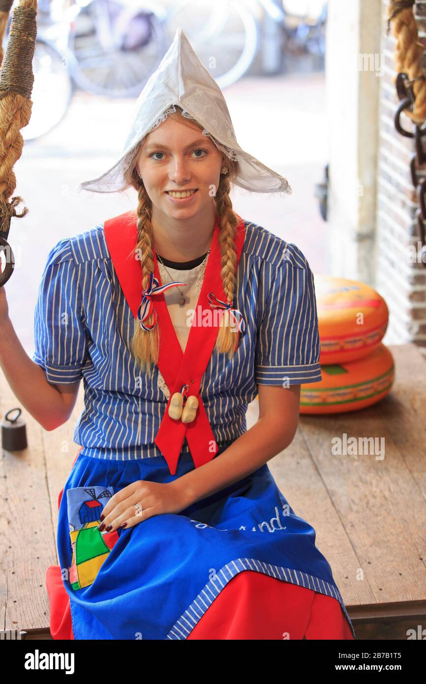 Vestido tradicional holandés fotografías e imágenes de alta resolución -  Alamy