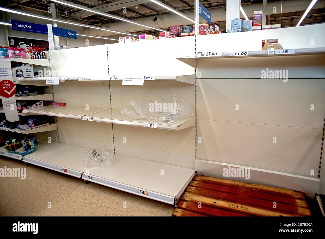 Supermercado Tesco, Hove, Reino Unido, 2020. La compra de pánico debido a los temores de coronavirus ha vaciado estantes de artículos como rollos de tocador y desinfectantes para manos. Foto de stock