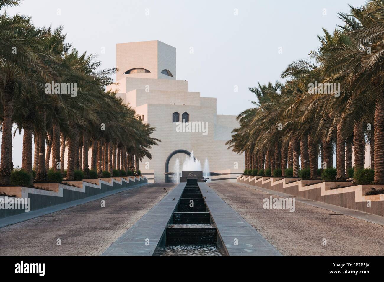 El Museo de Arte Islámico de Doha, con influencia arquitectónica islámica en un aspecto cuboide, diseñado por Ieoh Ming Pei Foto de stock