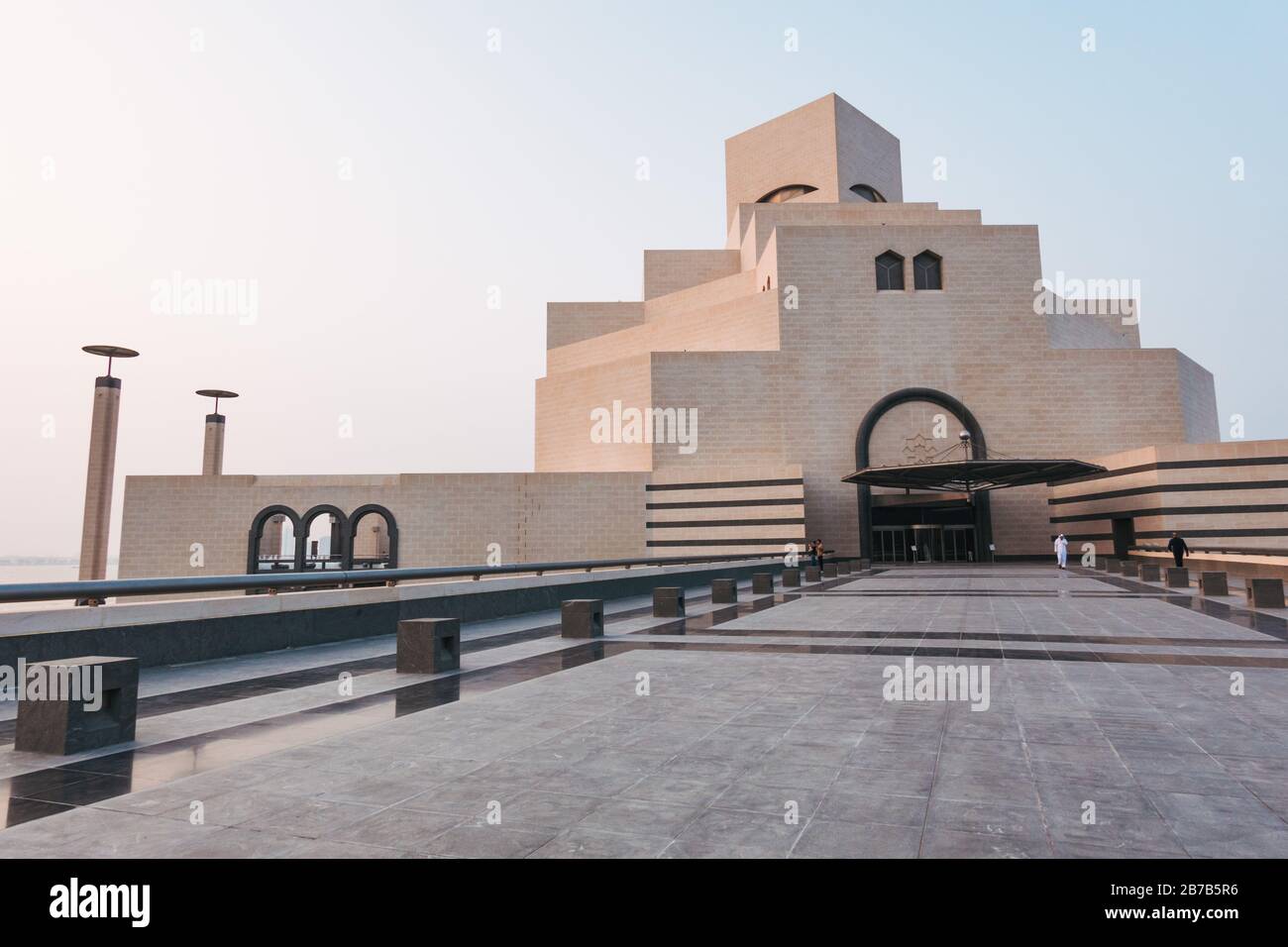 El Museo de Arte Islámico de Doha, con influencia arquitectónica islámica en un aspecto cuboide, diseñado por Ieoh Ming Pei Foto de stock